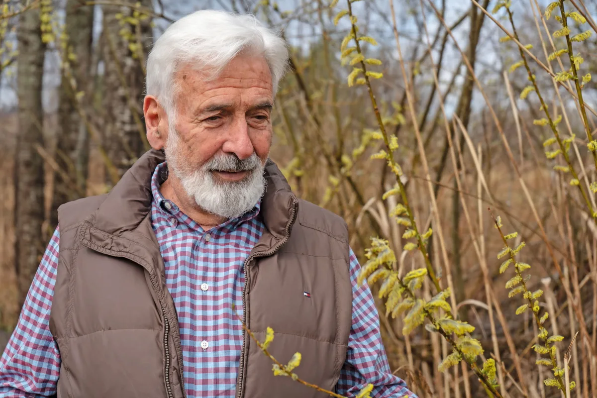 Auch wenn die Natur noch im Frühlingserwachen ist, findet Ernst Ott Heilpflanzen wie die Weide. Ernst Ott